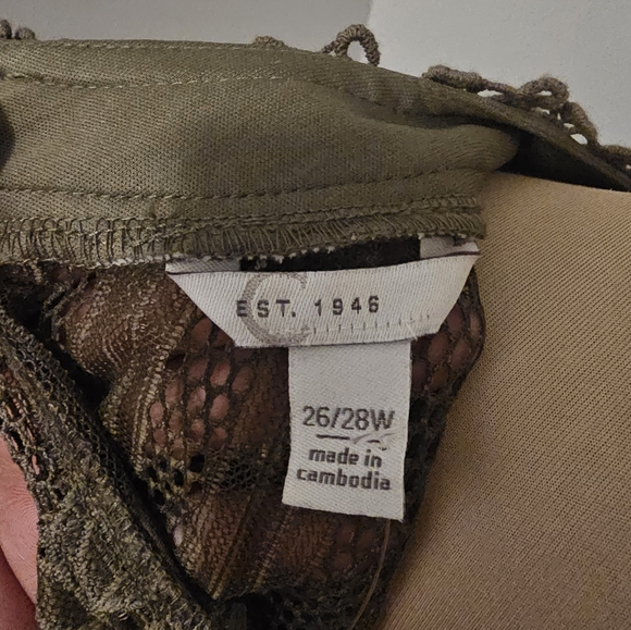 Est. 1946 Army Green Floral Lace Flowy Tunic Plus Size 26/28W New without Tags - Picture 3 of 6